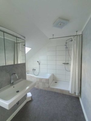 Helle modernisierte 3-Zimmer-DG-Wohnung | Gießen Marshallsiedlung | WG geeignet
