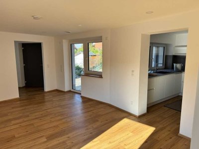 Neu renovierte 2 Zimmer EG-Wohnung mit 61 qm & Terrasse
