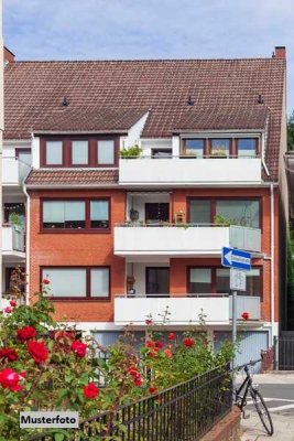Freistehendes Vierfamilienhaus, Stellplätze, Garten