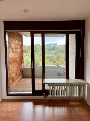 Exklusive, modernisierte 2-Zimmer-Terrassenwohnung mit geh. Innenausstattung, Balkon und EBK