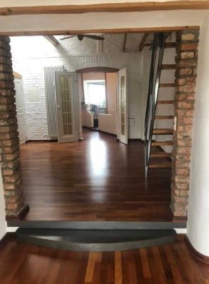 Loftartige 2-Zimmer-Wohnung mit Galerie, Balkon & Charme in beliebter Lage von Frankfurt