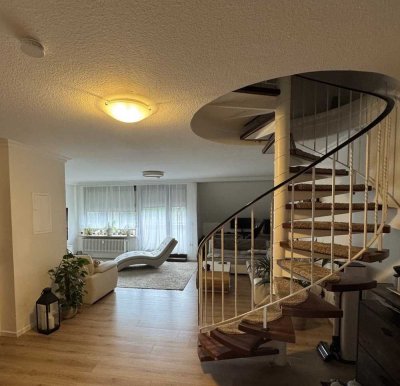 Ruhige im Grünen und vollständig renovierte 3,5-Raum-Wohnung mit Balkon und Einbauküche in Nürnberg