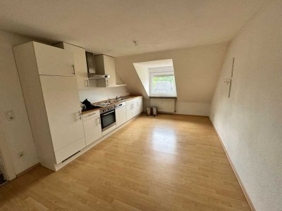 Charmante 1 Zimmer-Dachgeschosswohnung mit einer großen Wohnküche. Einnbauküche inkl.