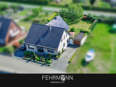 Großzügiges Einfamilienhaus mit Kaminzimmer und Traumgrundstück in ruhiger Siedlungslage