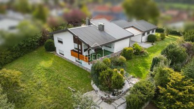 Bungalow mit Charakter: Panoramablick, Gartenidylle und Platz für Generationen