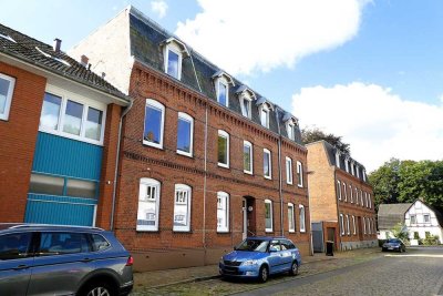 RENDSBURG-EIDERNÄHE: 
Renovierungsbedürftige und bezugsfreie 3-Zimmer-Altbauwohnung mit Balkon