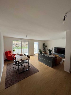 Sonnige Souterrain-Wohnung mit Terrasse
