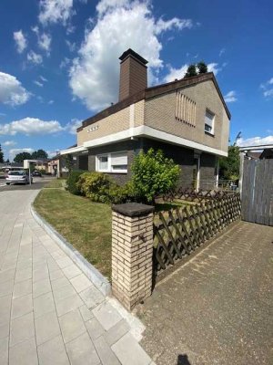 Preiswertes, modernisiertes Einfamilienhaus mit gehobener Innenausstattung in Duisburg - Baerl  (VB)
