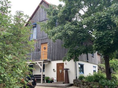 Idyllisches Traumhaus Holzhaus mit großer Halle 160 qm