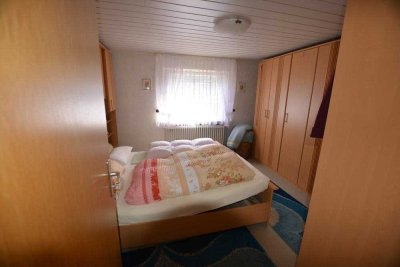Fast ebenerdiger, kleiner gepflegter Bungalow mit große Garage u. Nebengelass
