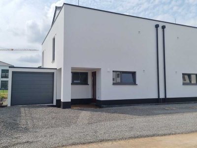 Moderne Doppelhaushälfte mit Garage und schönem Garten