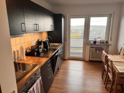 SONNIGE 2-ZIMMER-WOHNUNG MIT  FERNBLICK &  BALKON & STELLPLATZ