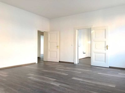 RENOVIERTE 2 ZI.-WHG. MIT WOHNKÜCHE, NEUER EBK U. STELLPL. IN STILALTBAU IN ZENTRALER LAGE