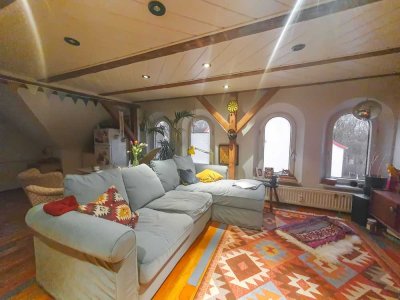 3-Zimmer-Maisonettewohnung mit Dachbalken, Laminat, Dielen, Tageslichtbad mit Badewanne