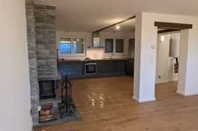 4,5-Zimmer Wohnung mit Kamin, Einbauküche, Balkon, Terrasse und Stellplätze