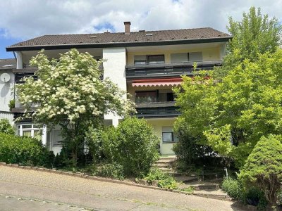 Viel Platz, zwei Balkone & Einliegerwohnung – DHH mit Gartenlaube in Waldbronn-Busenbach