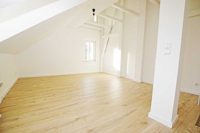 Traumhafte Maisonette-Wohnung mit Tischler-EBK, großem Balkon, Gäste-Bad