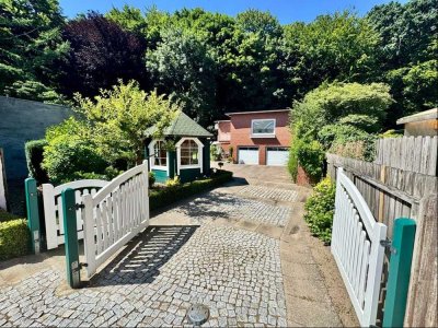 Schönes Haus in traumhafter, naturnaher Lage + 2 Garagen + Carport
