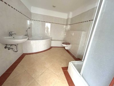 Ein Zuhause zum Aufwachsen mit Balkon, Dusche und Eckbadewanne