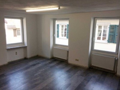 Zentrale Altbauwohnung mit Balkon