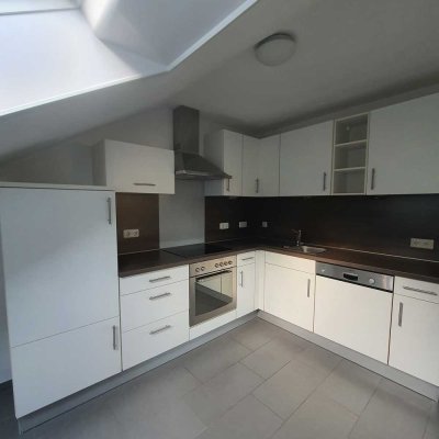 Großzügige 4-Zimmer Dachgeschosswohnung neu renoviert