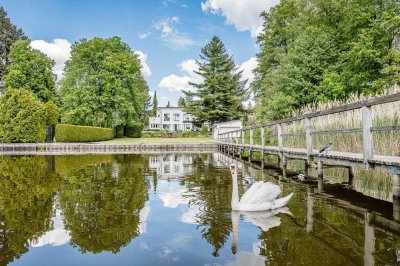 Villa am See mit Privatsteg, Bootshaus und Motorboot. 40 Minuten von Berlin.