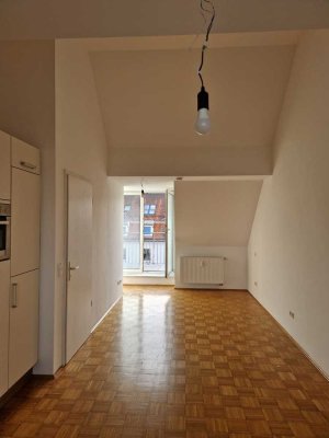 von privat, bezugsfrei: Ruhige 1-Zi-DT-Whg, 4m Firsthöhe, EBK, 8m² Südbalkon, Hertz-Höfe Schwabing