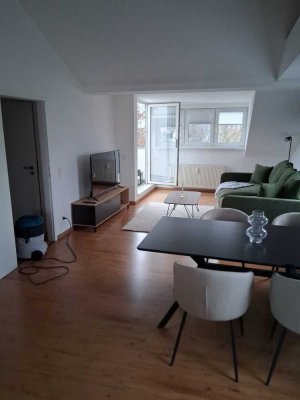 WG GEEIGNETE , geräumige und vollständig renovierte 2-Zimmer-Wohnung mit Balkon und EBK in Berlin
