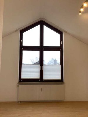 Schöne DG-Wohnung mit zwei Zimmern, Loggia und Einbauküche