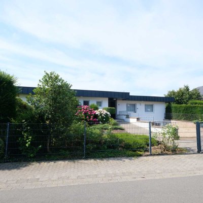 Bungalow mit Traumgrundstück, Außenpool/Teich und viel Platz für Autoliebhaber