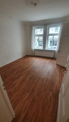 Geschmackvolle, gepflegte 4-Raum-Hochparterre-Wohnung mit Terrasse und EBK in Osnabrück