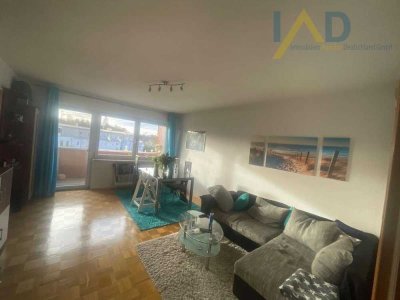 Willkommen in dieser charmanten und großzügigen 4-Zimmerwohnung, die sich in einem ruhigen Wohngebie