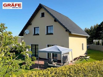 Neuwertiges Einfamilienhaus Bauj. 2015 mit Doppelgarage, Terrasse und Garten