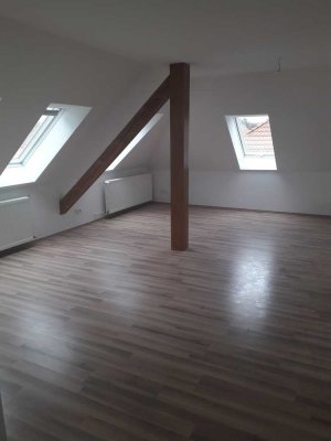 2 Zimmer Dachgeschosswohnung in Bahnhofsnähe (RE1)
