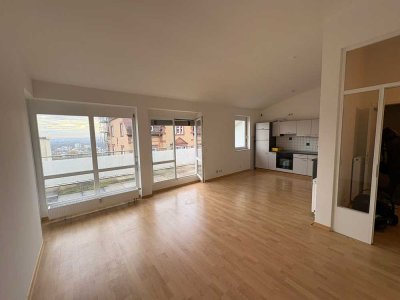 Helle 2-Zimmer Wohnung mit großem Balkon und traumhaftem Blick im 2. OG in Frankfurt