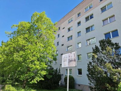 **FRISCH RENOVIERT**2-Zimmer-Wohnung // Balkon // 3.OG // Bad mit Wanne // ab 01.12.2025