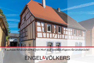 Gepflegte Fachwerkhaushälfte mit Hof auf weitläufigem Grundstück mit großer Halle!