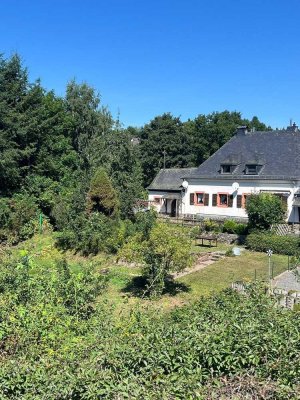 Charmantes Denkmal-Ensemble: Reihenendhaus mit großem Garten & Bachzugang