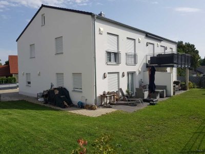 Neuwertige 4 Zimmer Doppelhaushälfte mit Garten