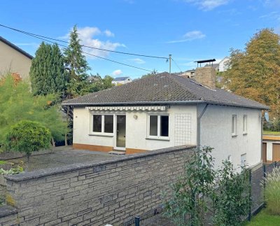 Freistehendes Einfamilienhaus mit großem Grundstück, Schwimmbad, Sauna und Doppelgarage