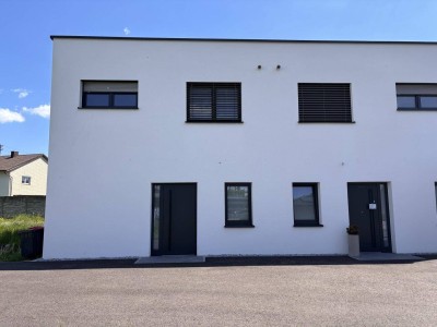 Neuwertige Doppelhaushälfte in Burgkirchen: Ihr neues Zuhause mit Garten und Terrasse!