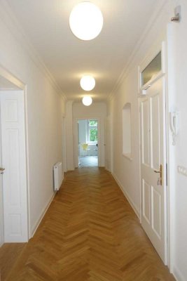 Klassisch stilvoll sanierte 4-Zimmer-Altbauwohnung mit Balkon/Loggia in Regensburg