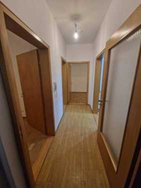 Stilvolle, vollständig renovierte 4-Raum-Hochparterre-Wohnung mit Balkon und EBK in Singen