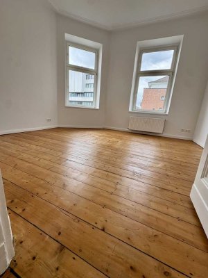 Kernsanierte, WG geeignete 4 Zimmer-Altbau-Wohnung mit Einbauküche zentral in Friedrichstadt!