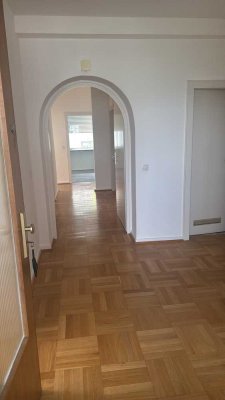 Großzügig, helle 5,5-Zimmer-Wohnung mit zwei Balkon in Kassel-Wilhelmshöhe