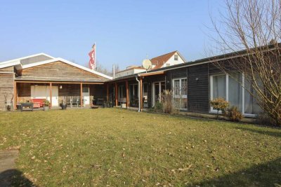 Wohnen mit Garten, Schwimmbad und 7 Stellplatz Möglichkeiten in Schwarzenbek