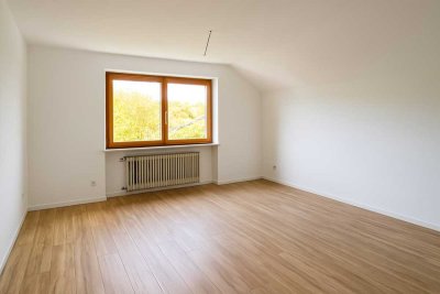 Charmante 3-Zimmer-Dachgeschosswohnung mit Tageslichtbad und Garage!