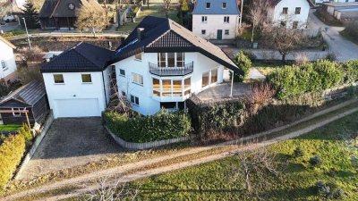 Repräsentative Villa mit außergewöhnlicher Architektur, Einliegerwohnung & 4 Garagenplätzen
