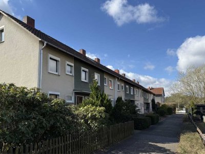 Celle - Klein Hehlen: Geräumiges Reihenendhaus mit Terrasse, Garten und 2 Garagen