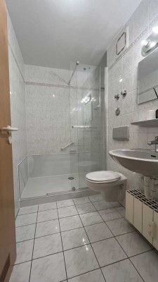 Modernisierte 1,5-Raum-Wohnung mit Terrasse und Privatgarten in Unterföhring
